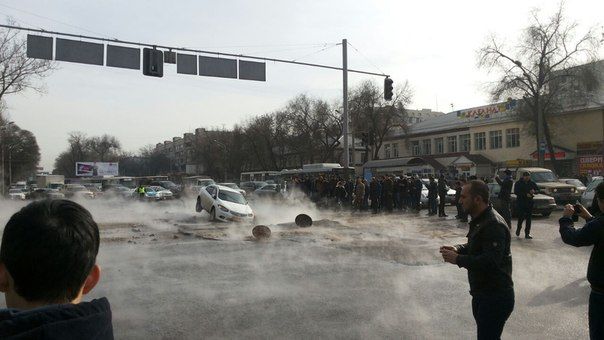 В Алматы две автомашины провалились в яму из-за прорыва теплотрассы- Kapital.kz