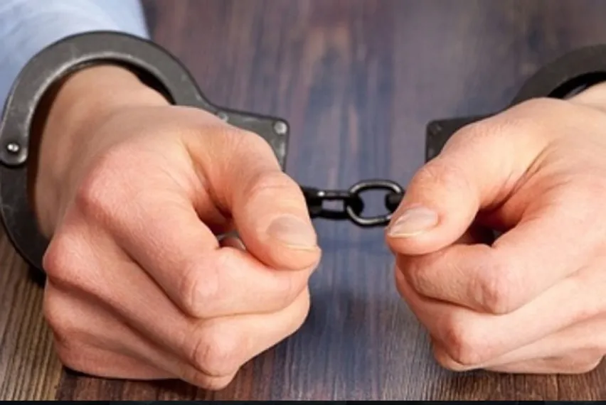 Капитал - Четверо полицейских получили срок за мошенничество