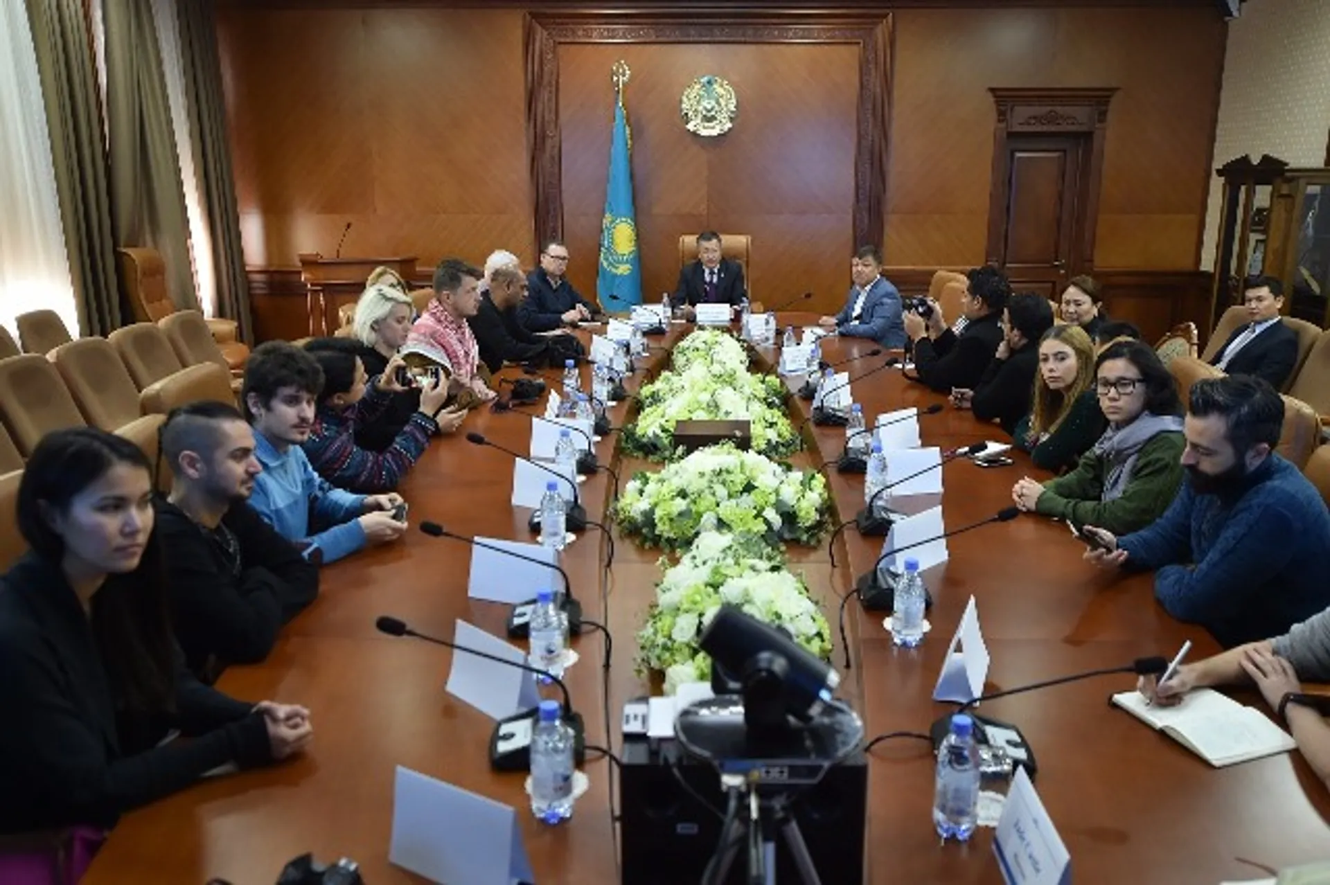 Капитал - Аким ЮКО встретился с представителями ведущих зарубежных СМИ