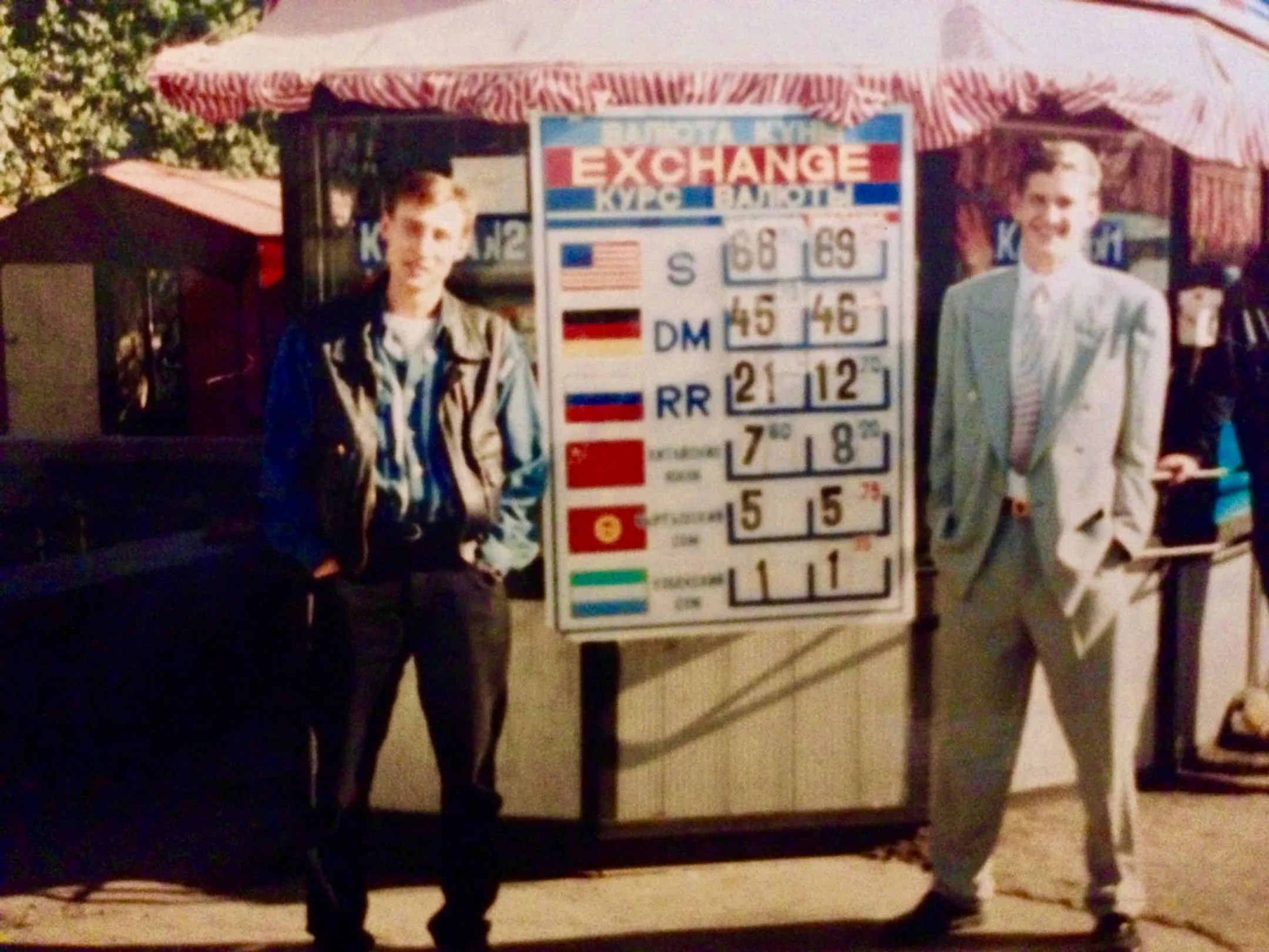 Ларьки, где можно было обменять валюту, 1995-1996 год (фото представлено Арчином Галимбаевым)<br>