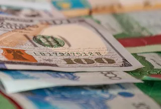 Капитал - Тенге незначительно ослаб на открытии торгов