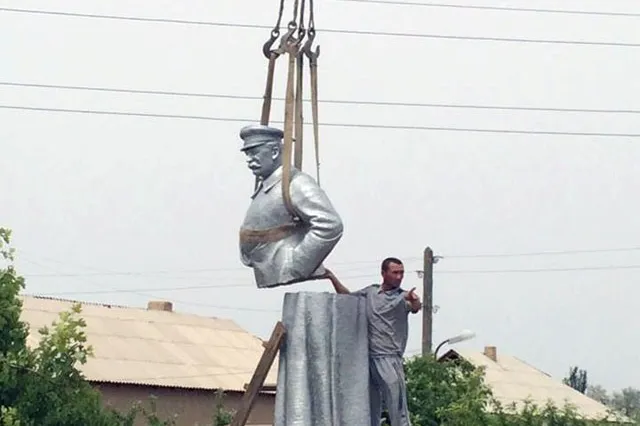 В Южном Казахстане демонтировали памятник Сталину