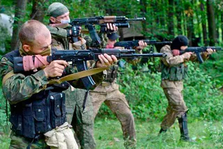 Капитал - Греки, сербы и американцы воюют в рядах ополченцев