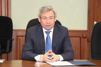 Посол Ерик Утембаев отпущен судом под залог