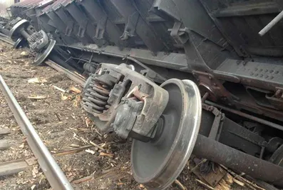 Пять вагонов грузового поезда сошли с рельсов