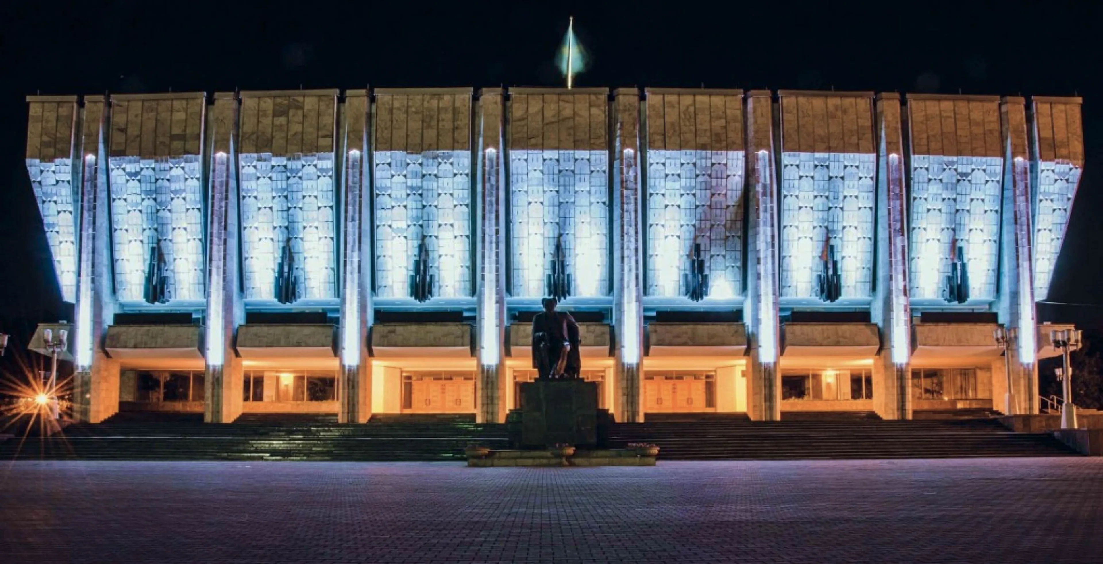 auezov-theatre.kz