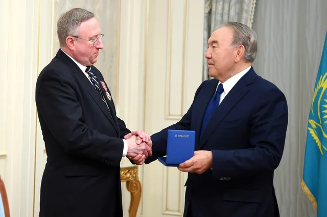 Президент наградил Джорджа Крола орденом «Достық»