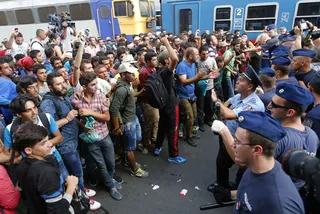 Капитал - У вокзала в Будапеште начались столкновения мигрантов с полицией