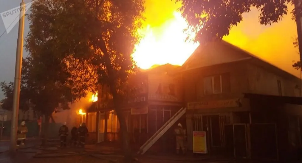 Капитал - В Алматы возник пожар в районе оптового рынка