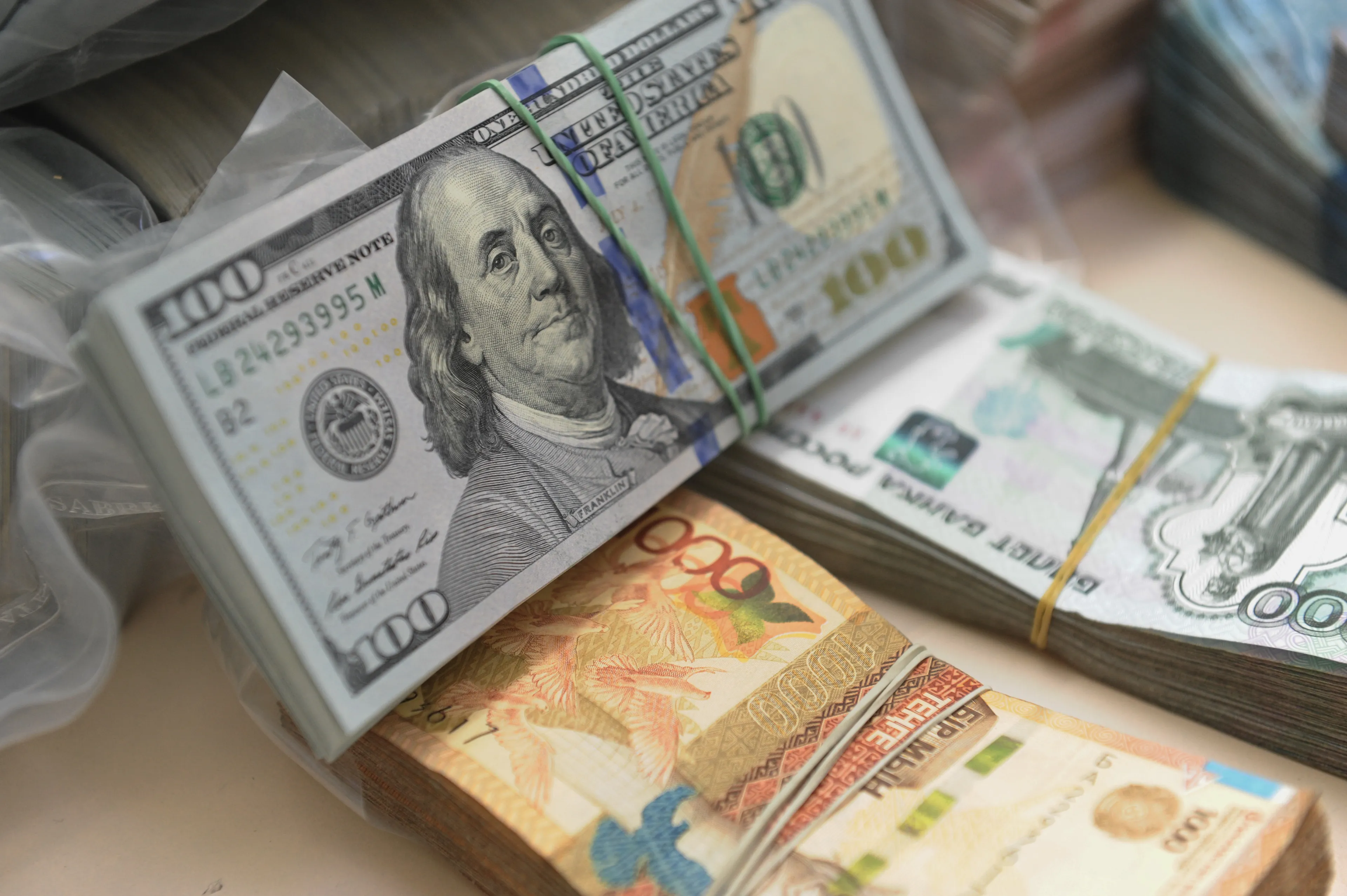 Капитал - Доллар нацелился на отметку 333 тенге