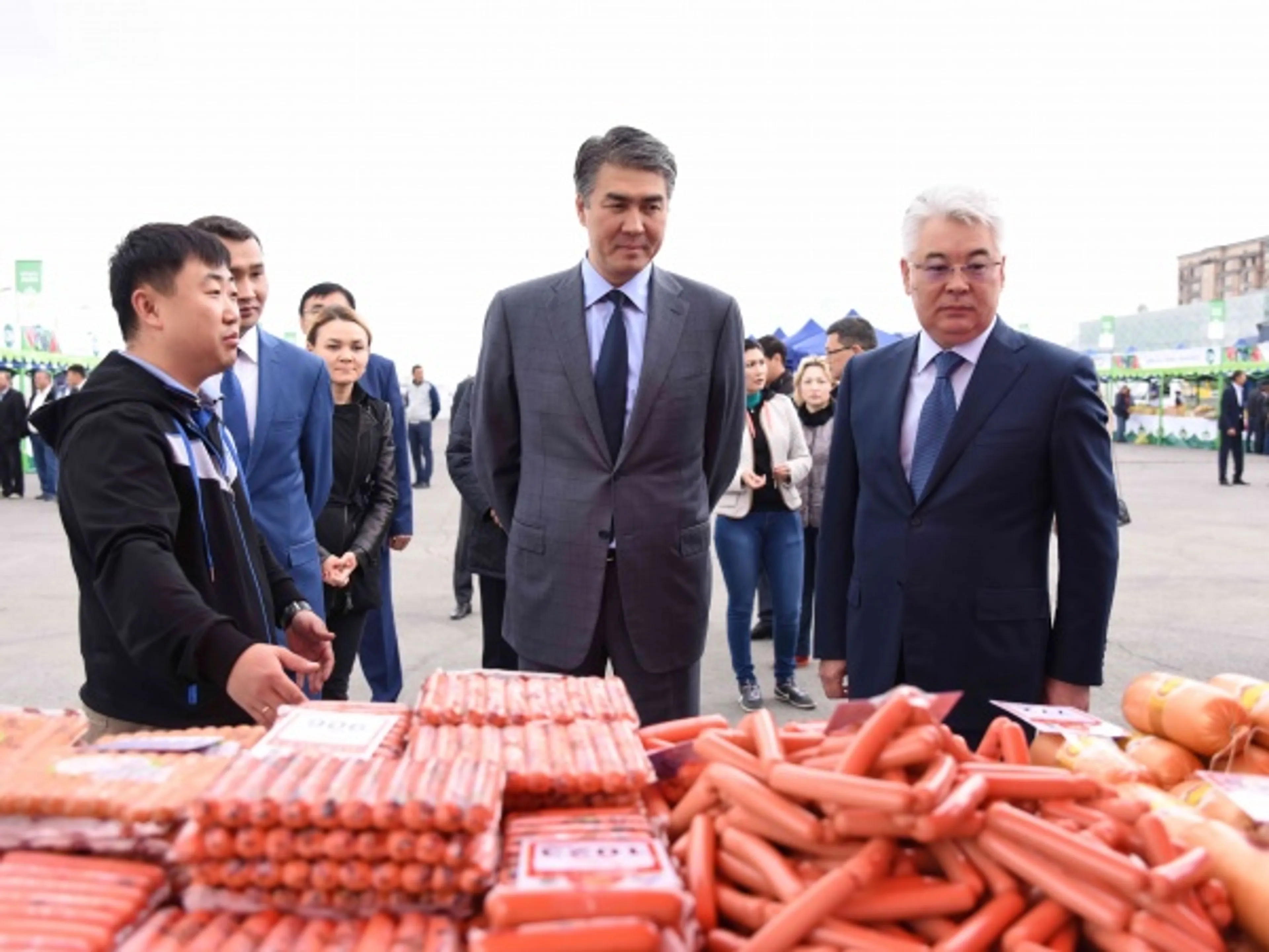 Капитал - Акимы Астаны и ЮКО посетили столичную ярмарку