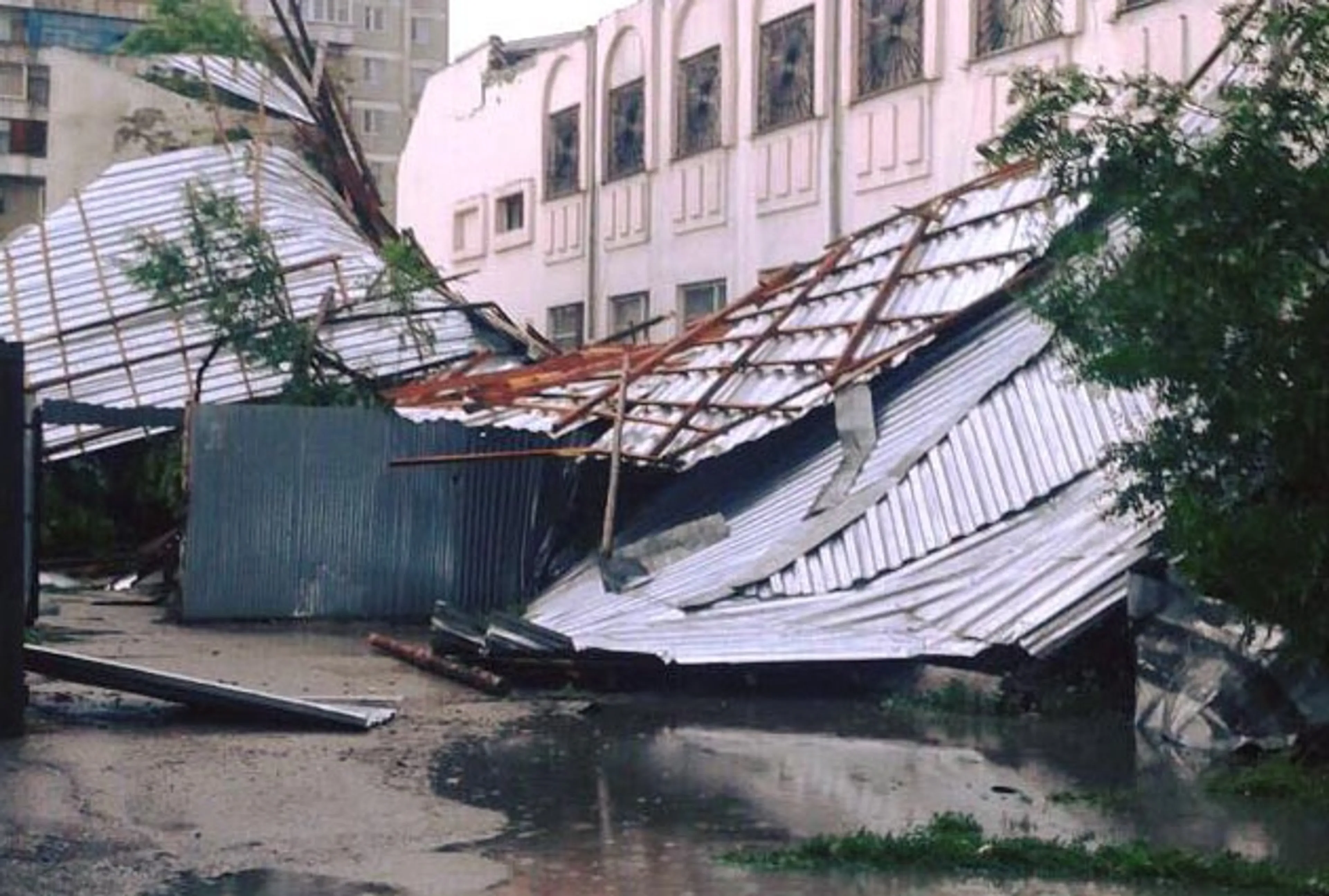 Капитал - 8 человек госпитализированы после урагана в Семее