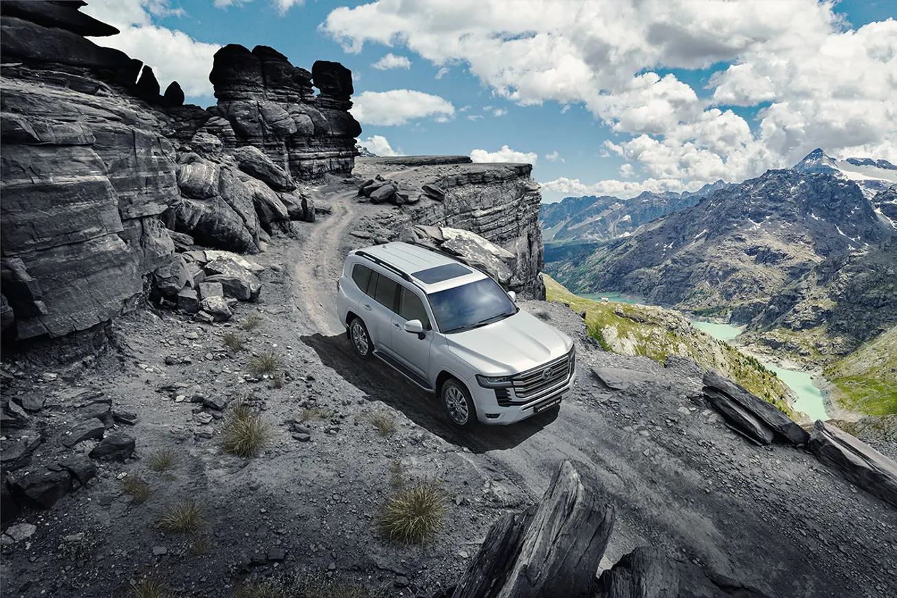 Land Cruiser 300, новый Sportage и готовый La Voiture Noire - фото kapital.kz