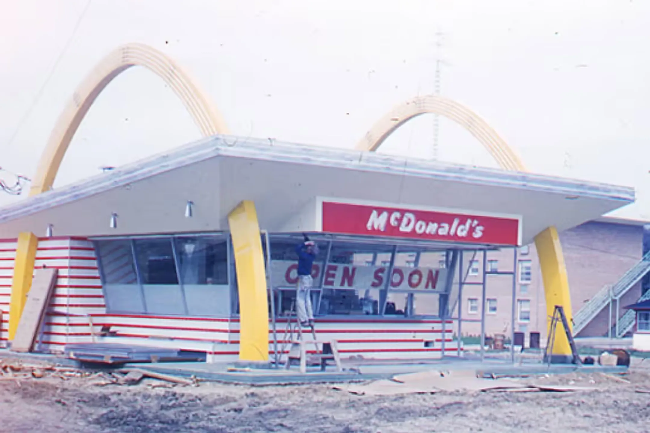 Ресторан McDonald’s в ДеКалбе, штат Иллинойс, незадолго до своего открытия в мае 1960 года. Фото: corporate.mcdonalds.com