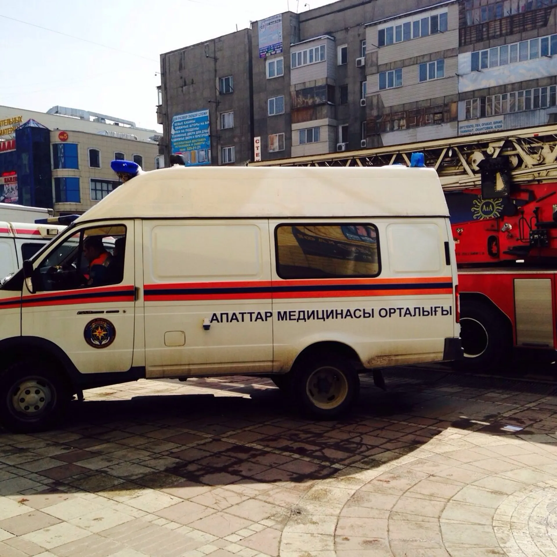 Капитал - В Алматы горит торговый дом Азат