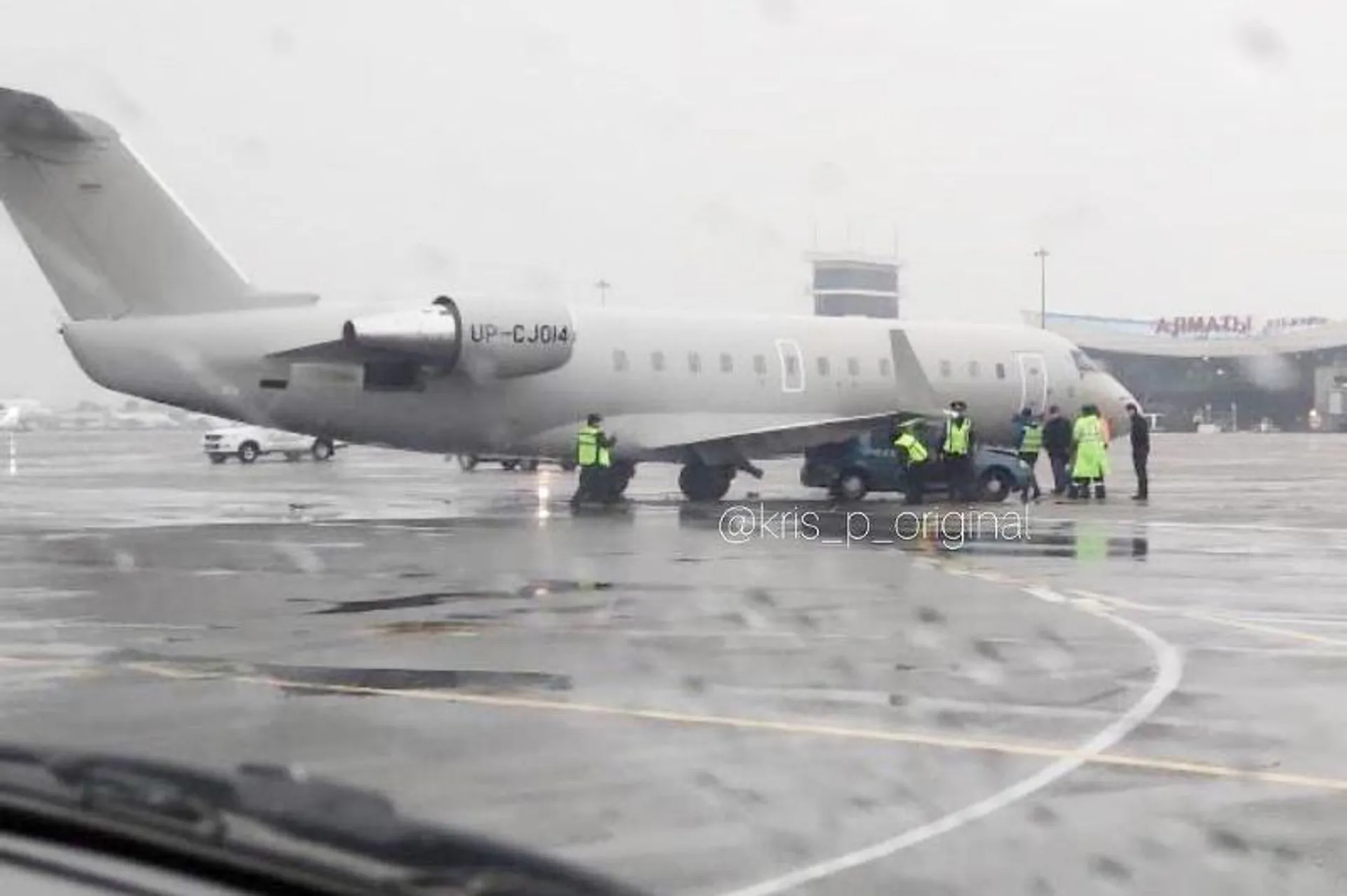 Капитал - Самолет задел крылом автомобиль в аэропорту Алматы