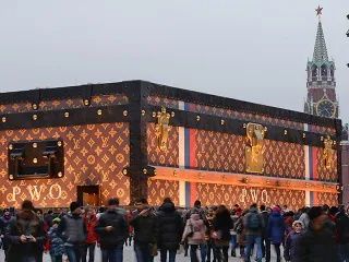 Капитал - Чемодан Louis Vuitton на Красной площади вызвал возмущения