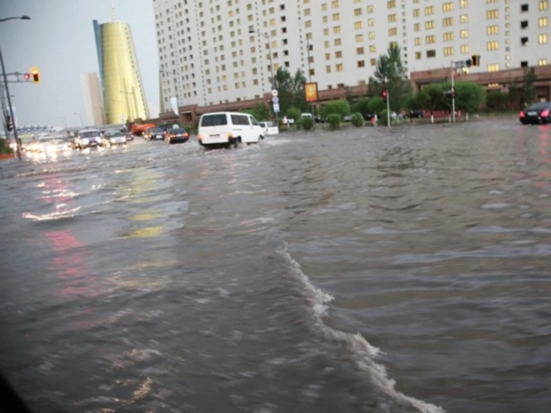 Капитал - Из-за паводковых вод в Астане закрыли улицу