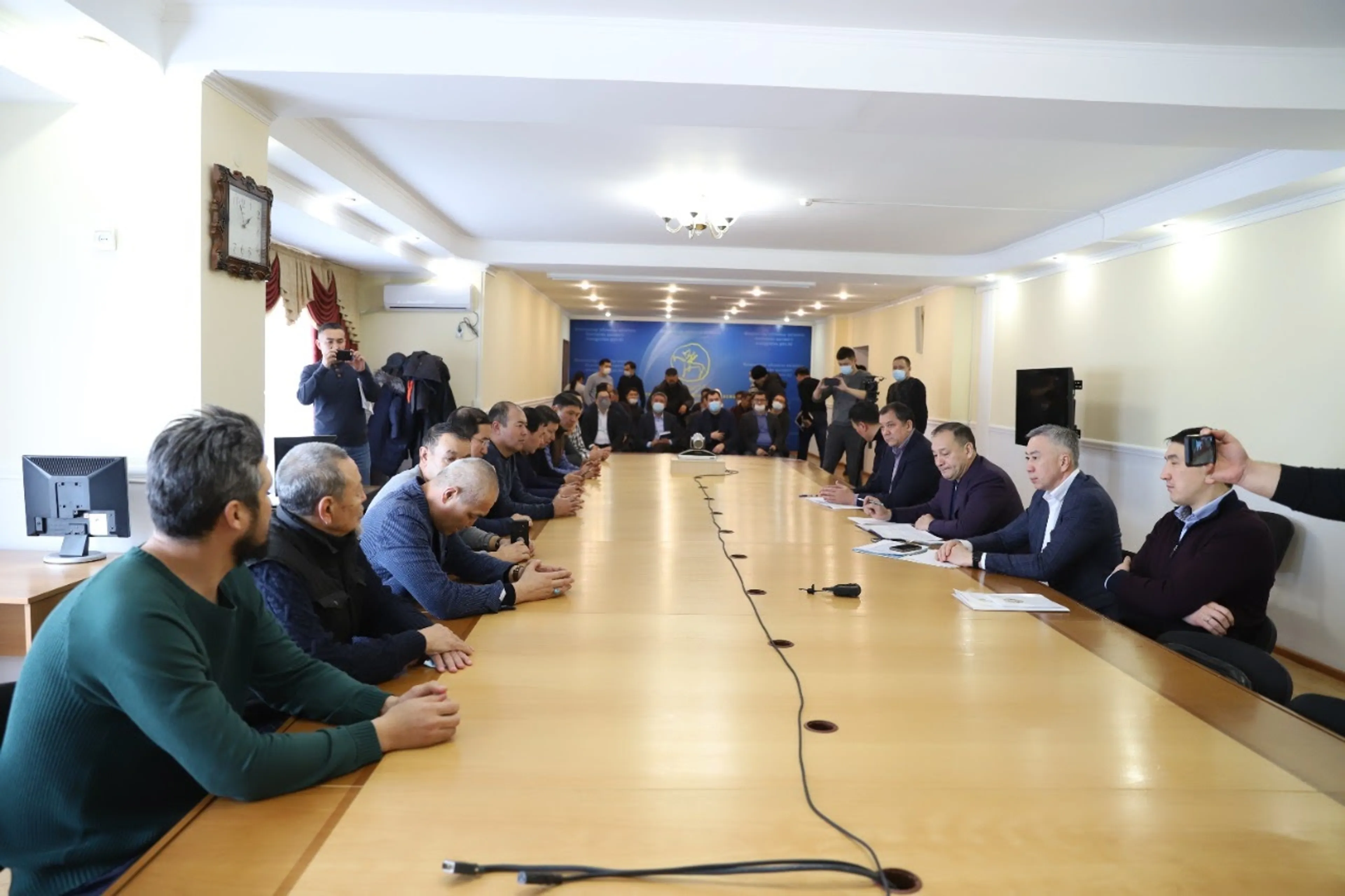 Капитал - Правительственная комиссия ведет переговоры с активистами в Мангистау