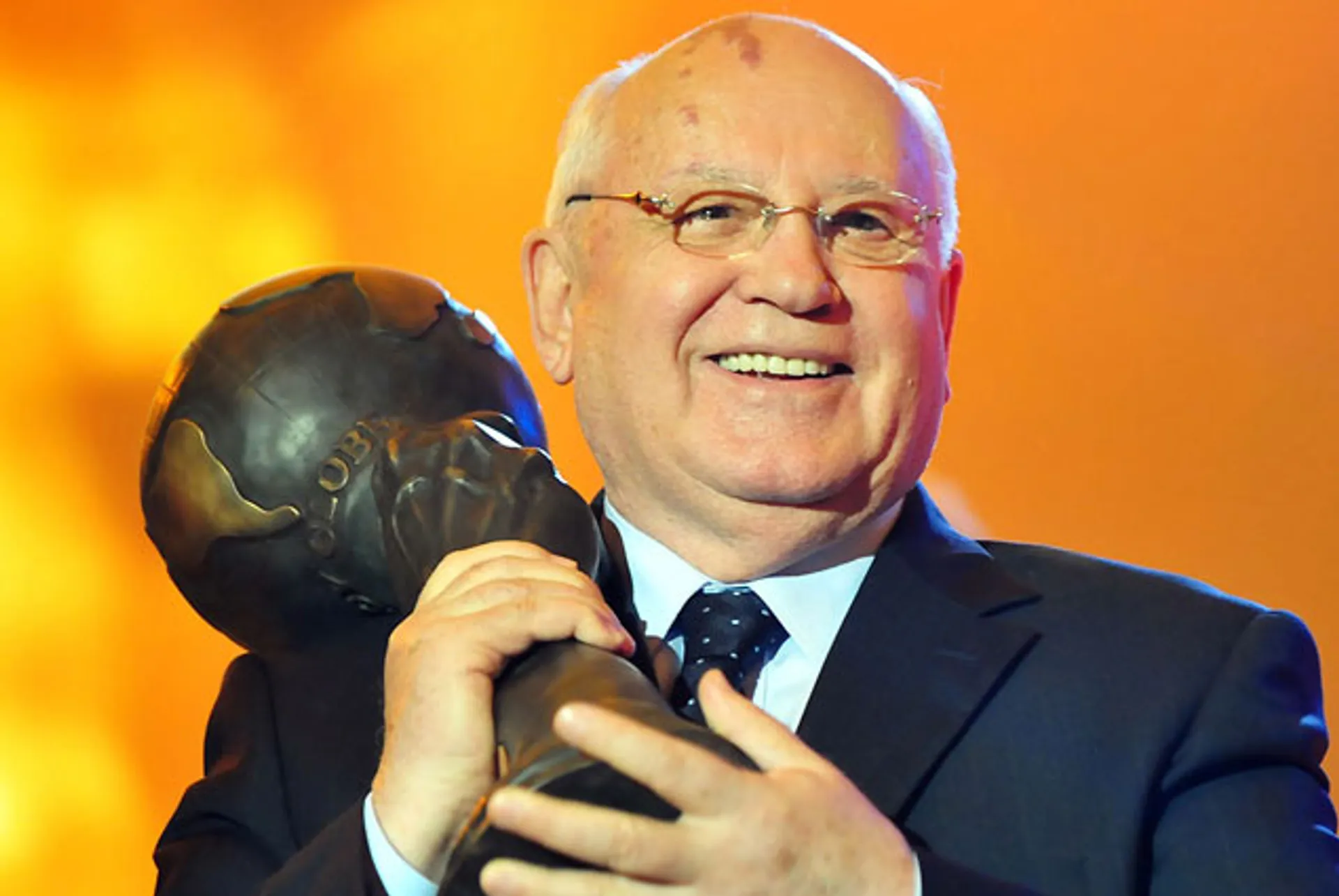 Капитал - Горбачев едет защищать Россию