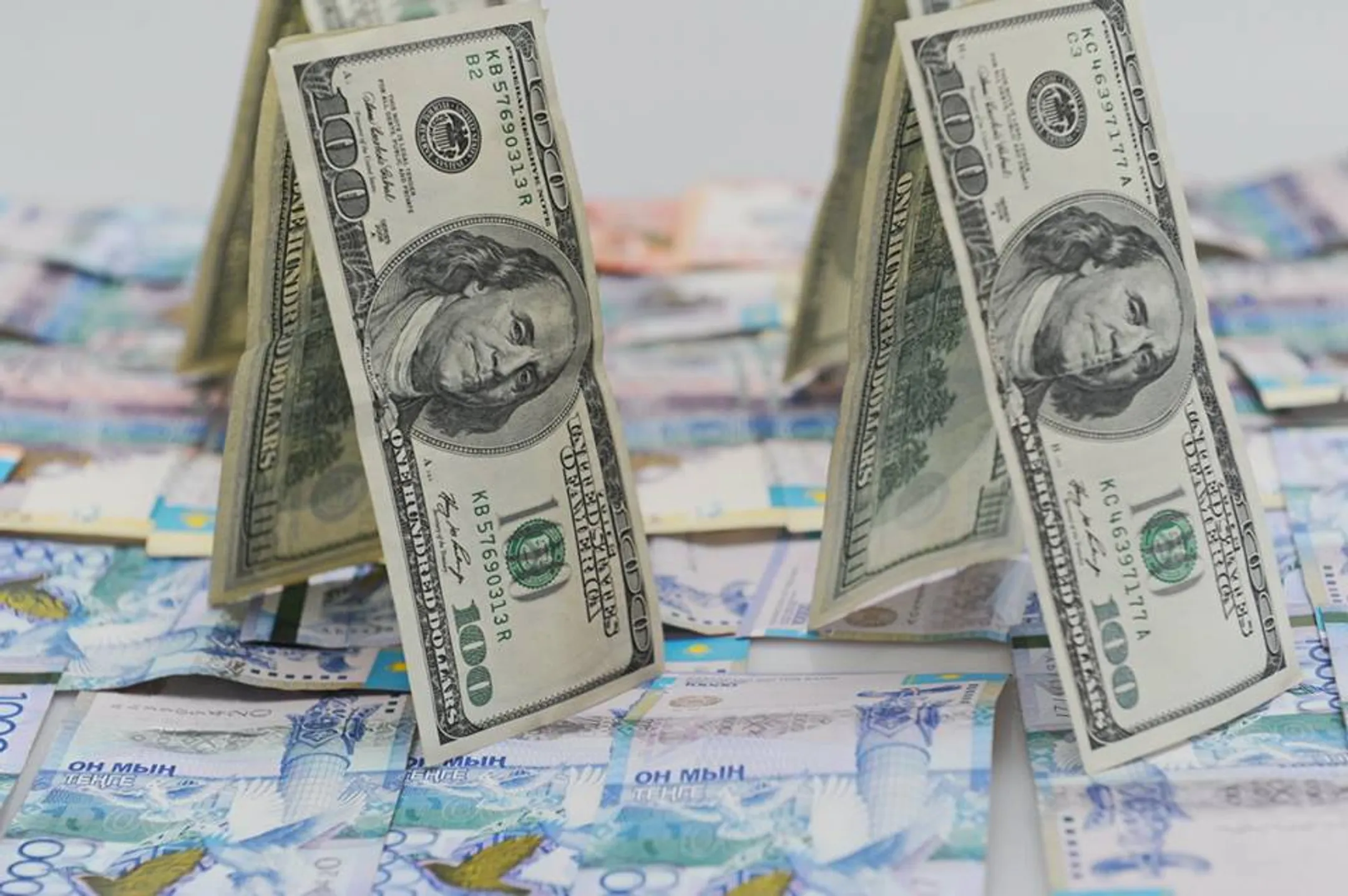 Тенге дешевеет вслед за нефтью, вернувшейся к $49 - Image Kapital.kz