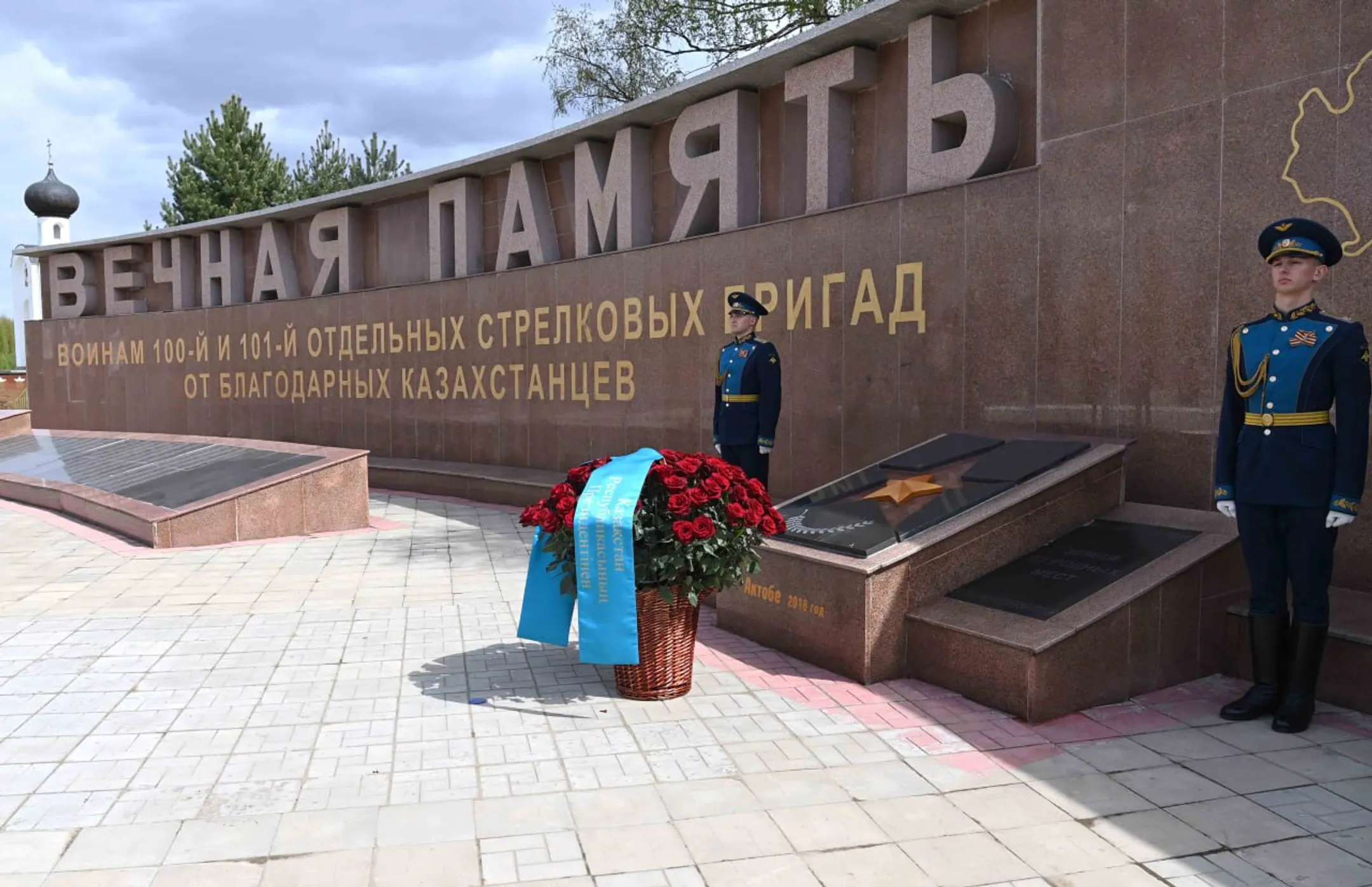 Президент возложил цветы к Мемориальному комплексу воинам-казахстанцам - Image Kapital.kz