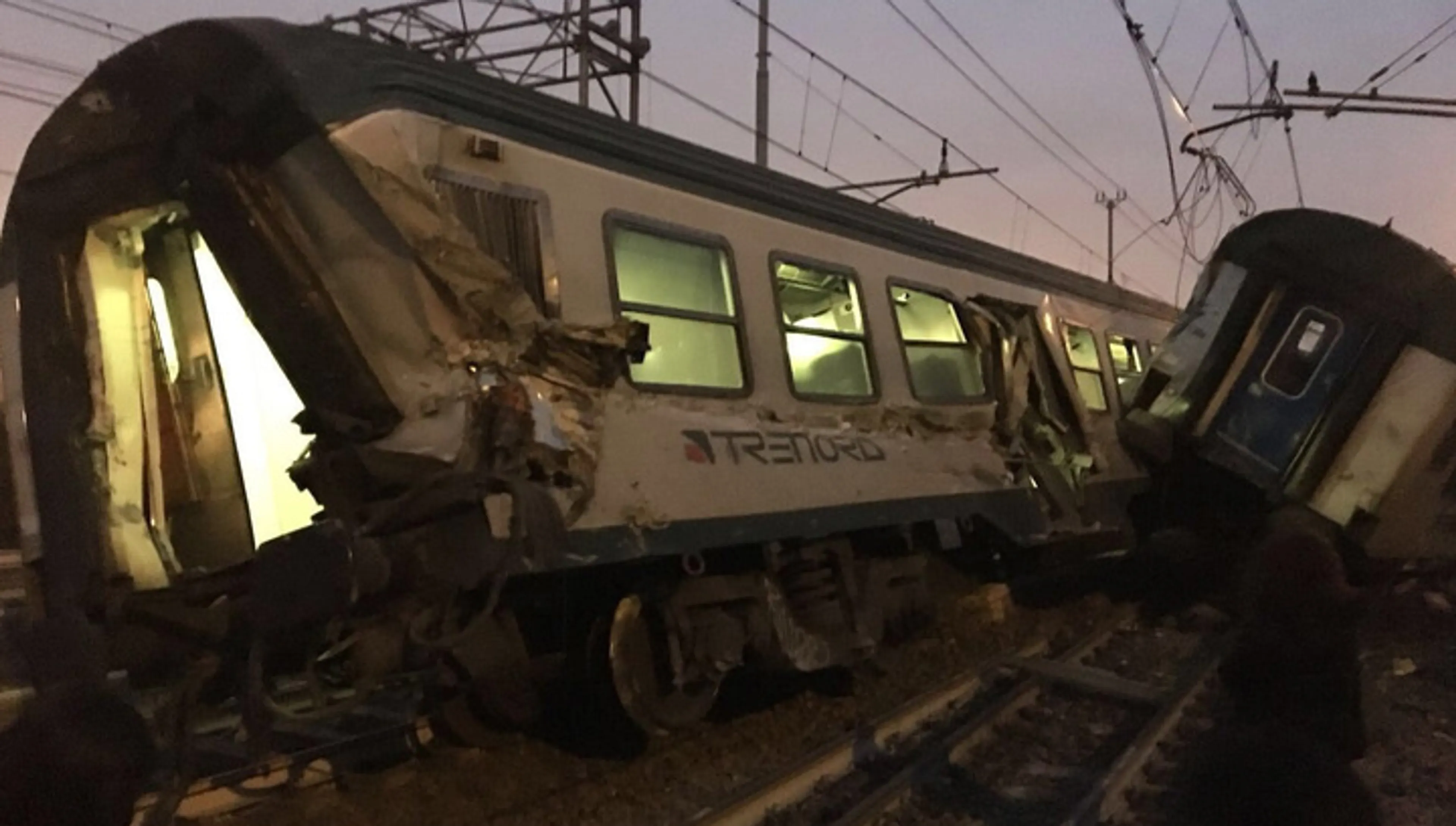 Капитал - Под Миланом сошел с рельсов поезд