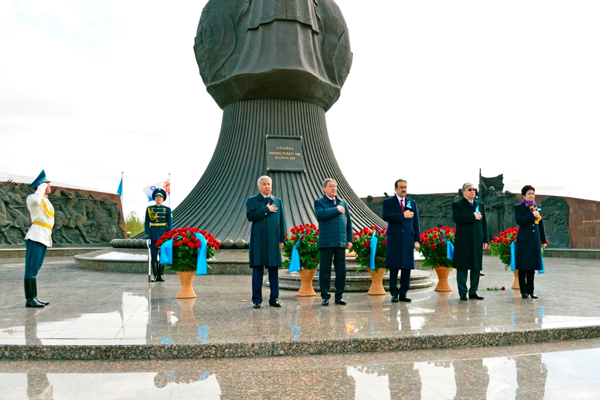 Капитал - В Астане возложили цветы к монументу Отан корғаушылар