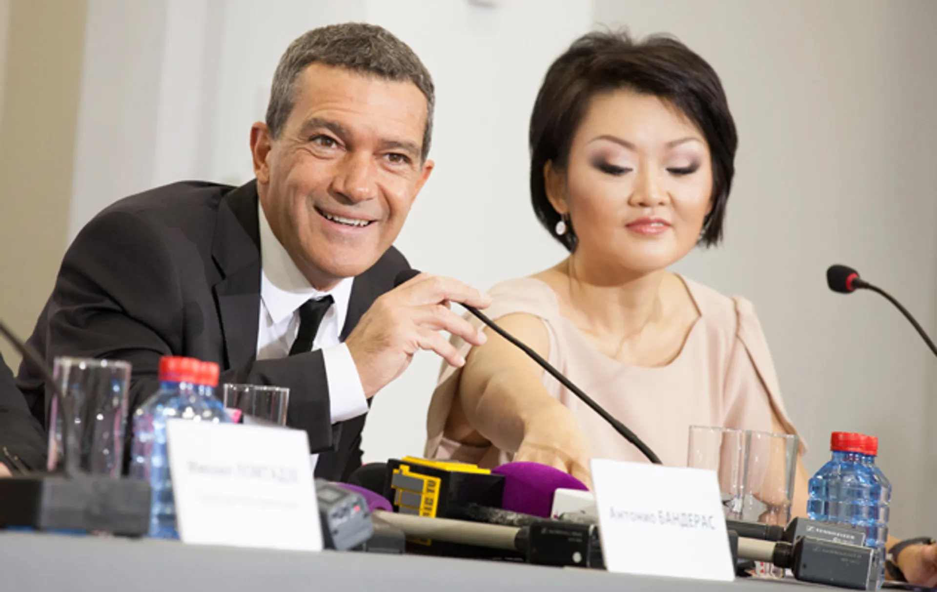 Капитал - Бандерас стал клерком в банке Казахстана