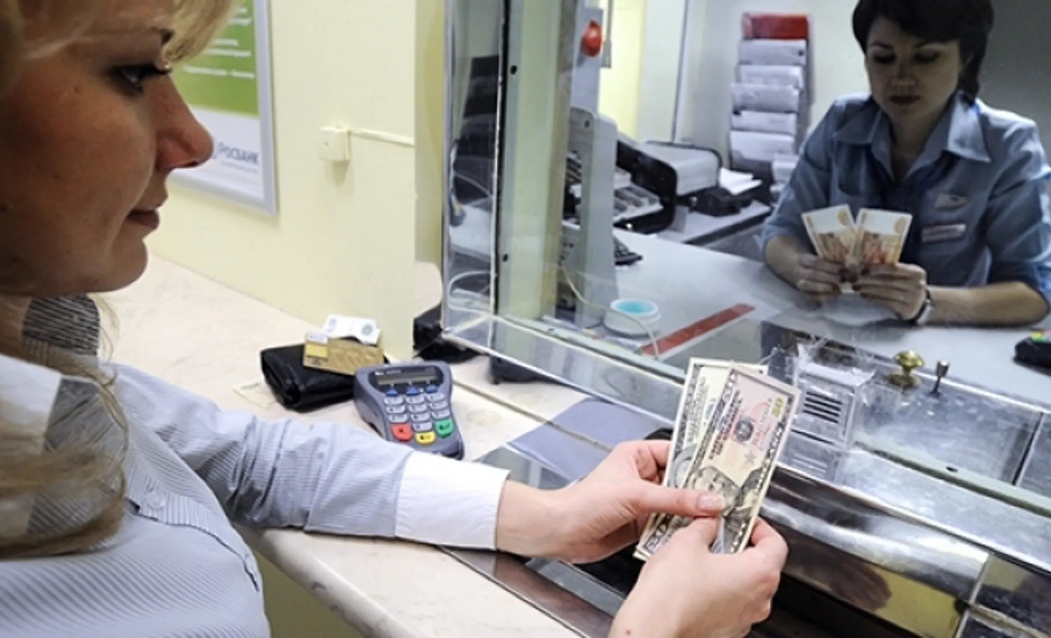 Россияне начали избавляться от валюты - Image Kapital.kz