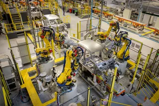 На фото: Роботизированная станция в цехе сварки AMMKZ