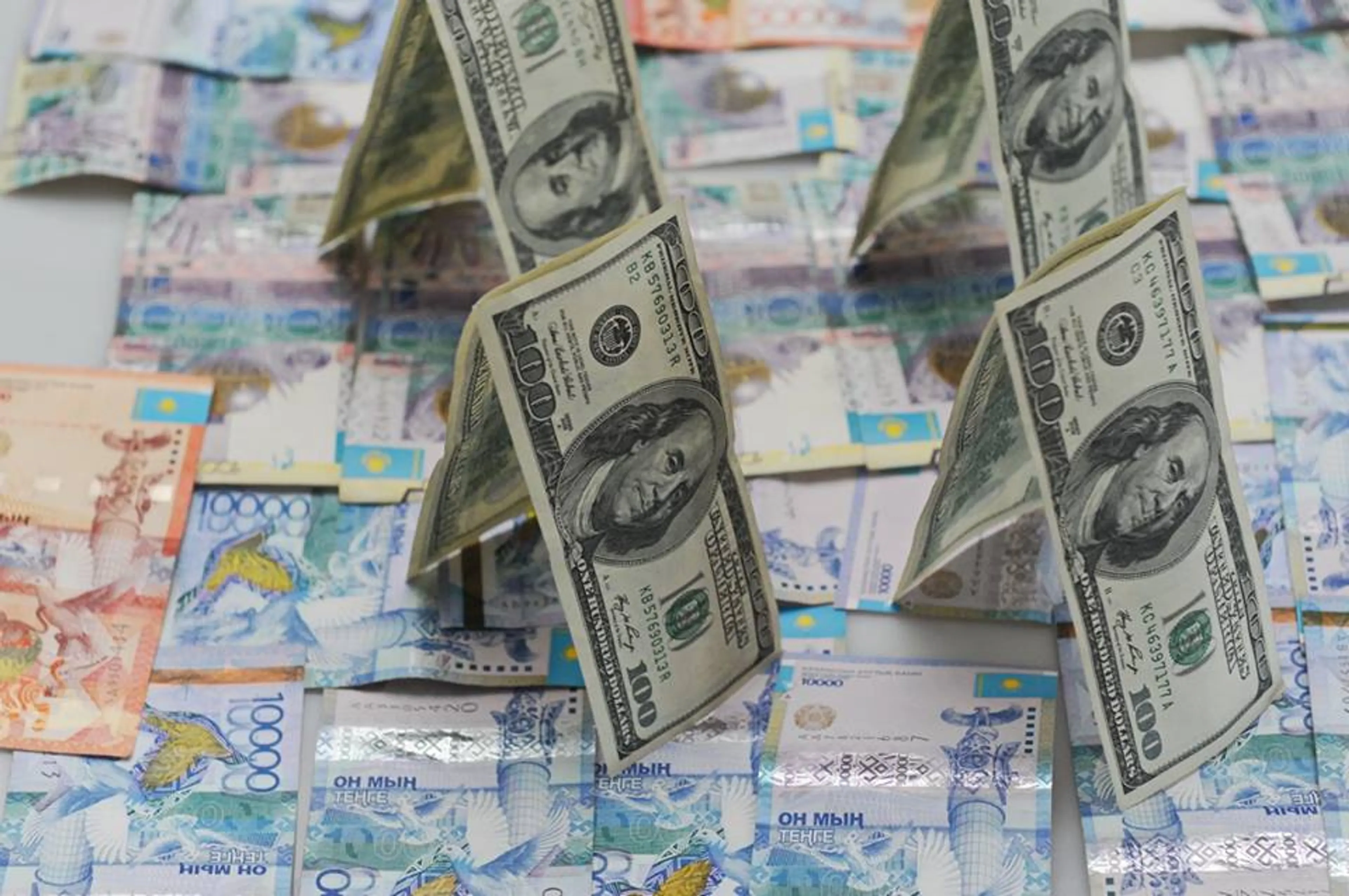 Капитал - Доллар держится возле уровня в 341 тенге