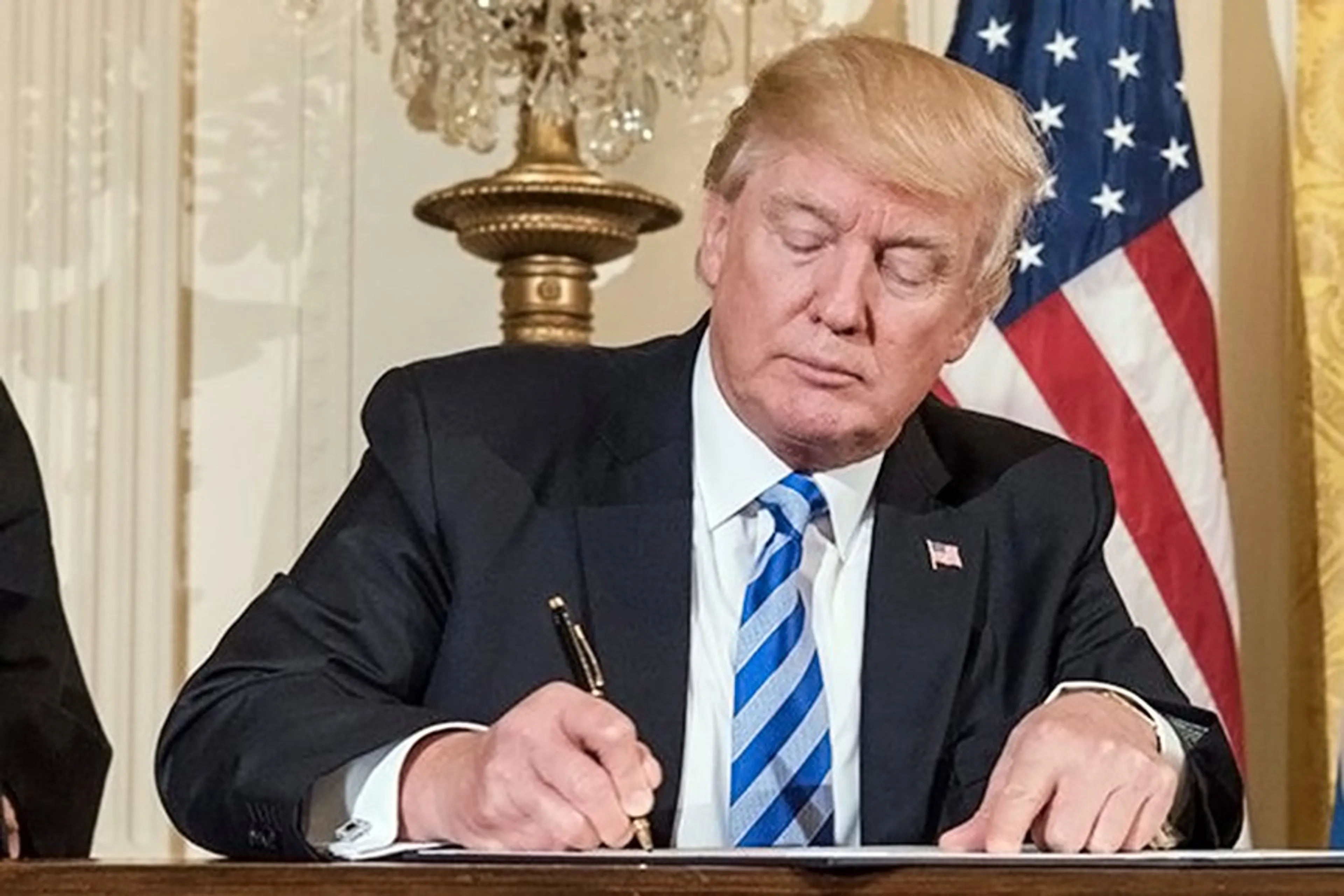 Капитал - Дональд Трамп продлил на год санкции к России