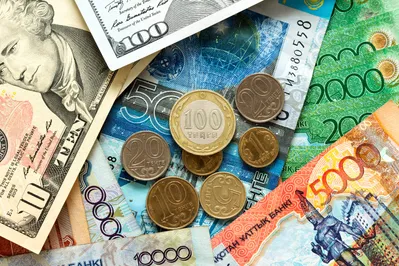 Тенге продолжает отступать
