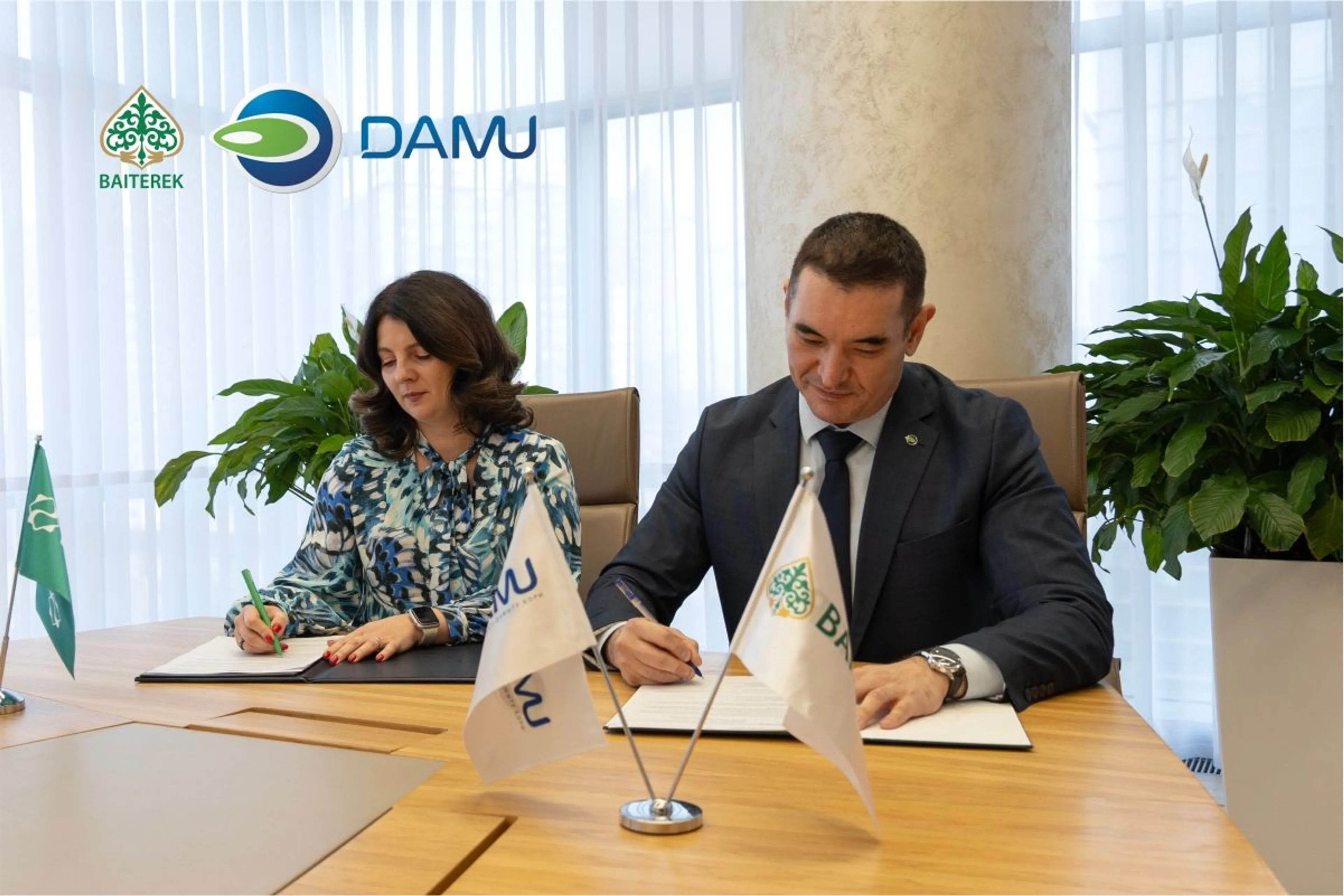 Заместитель председателя правления Halyk Bank Ольга Вурос и заместитель председателя правления Фонда «Даму» Арсен Мустафин