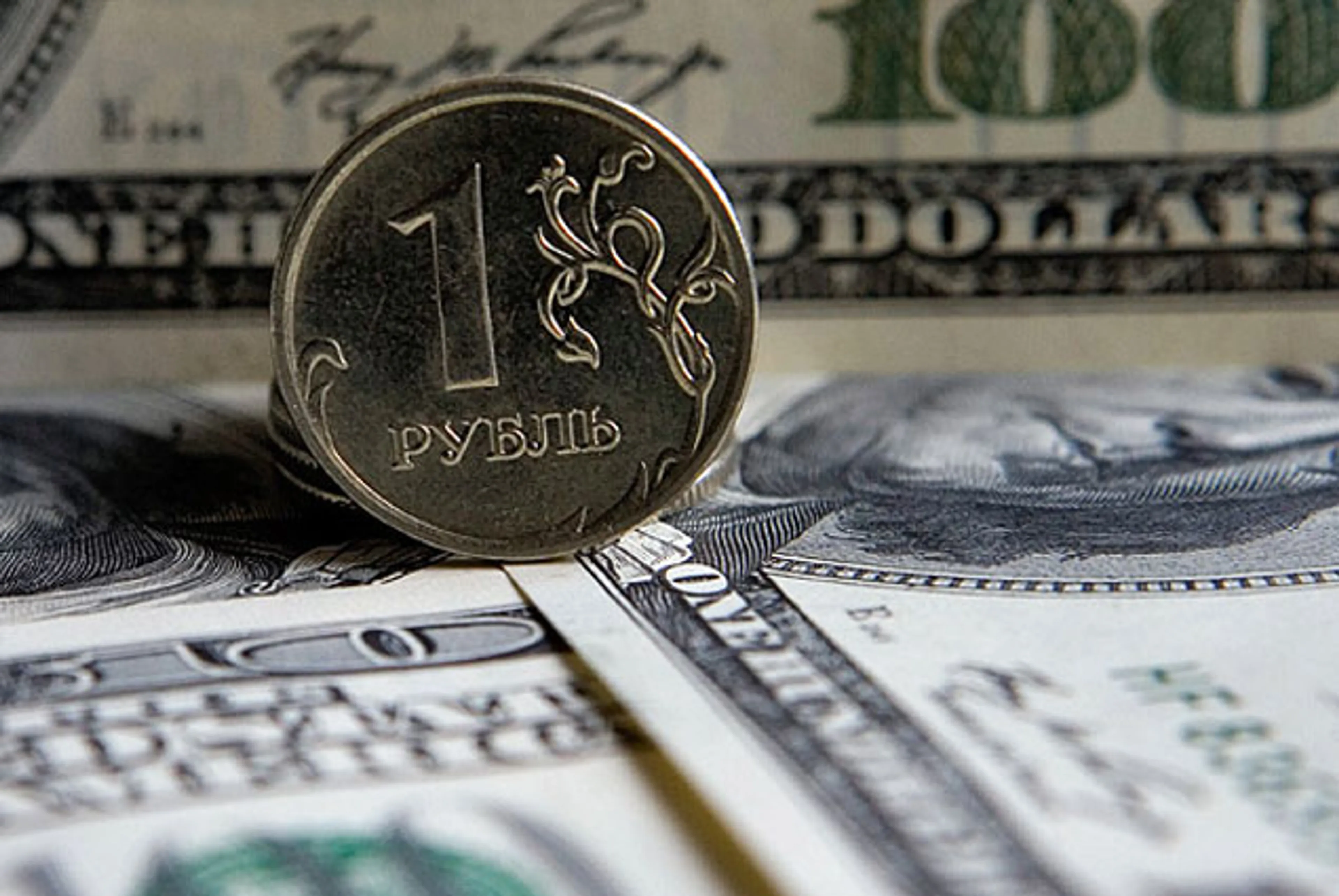 Капитал - Рублю в 2015 году еще предстоит пережить девальвационный шок