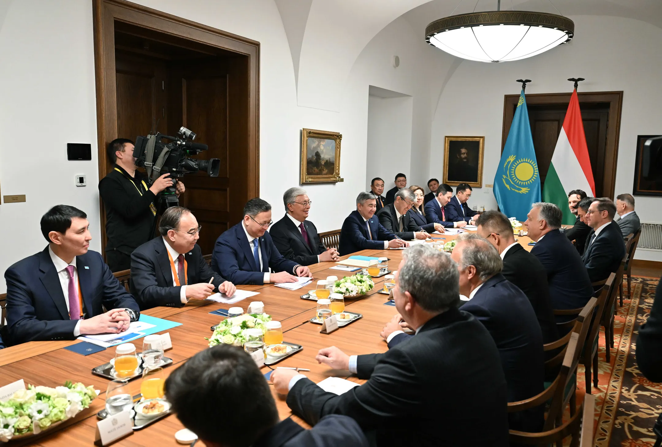 Президент провел переговоры с премьер-министром Венгрии - Image Kapital.kz