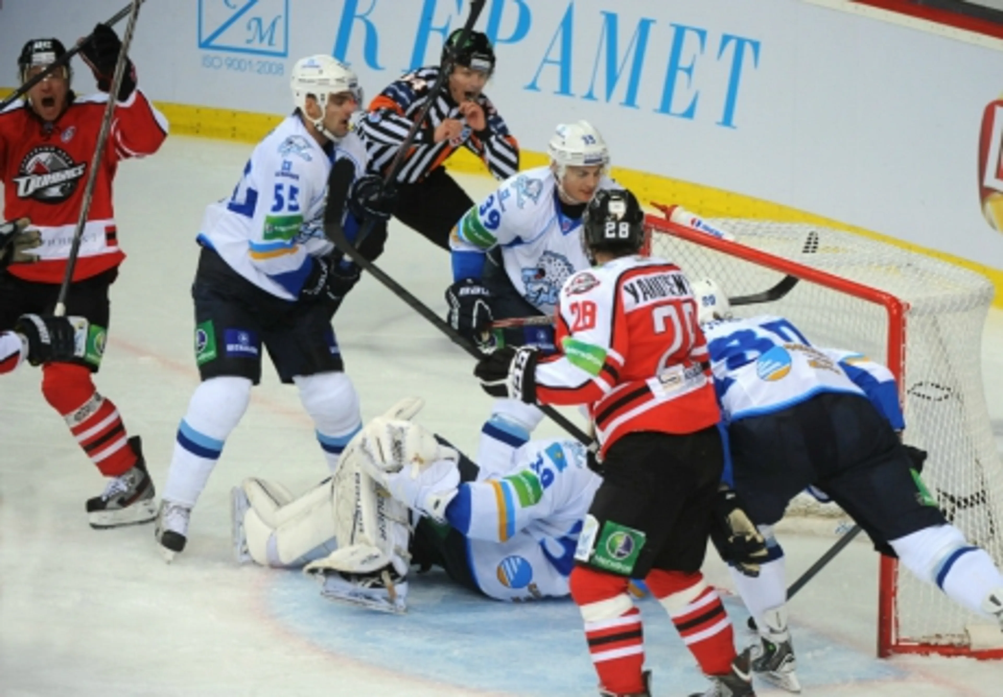 Капитал - «Донбасс» пожаловался в КХЛ на судейство матча с «Барысом»