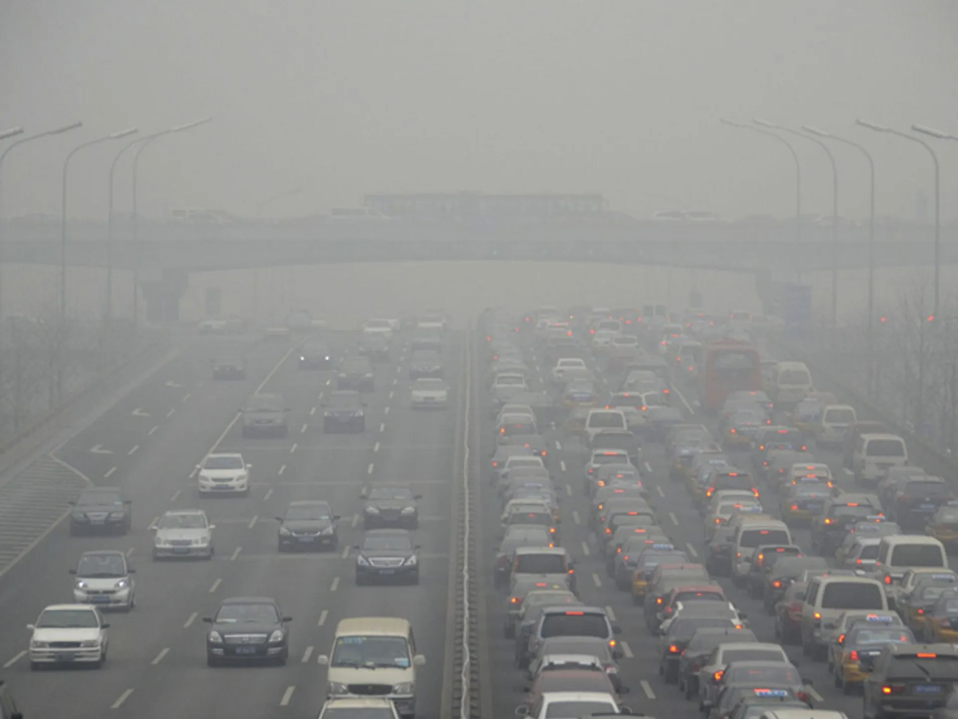 Капитал - Смог парализовал движение в Пекине