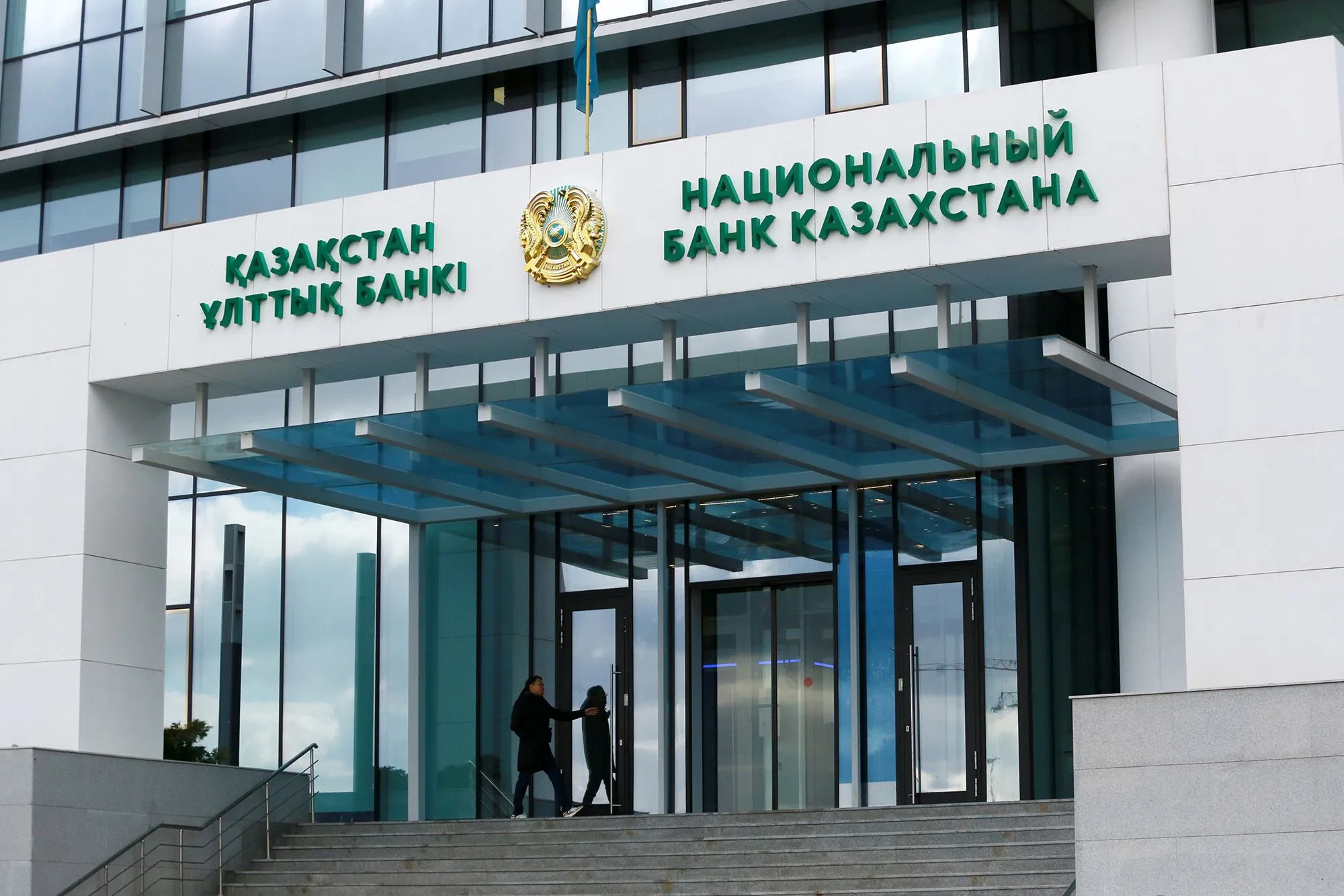 Нацбанк оставил базовую ставку на уровне 18%