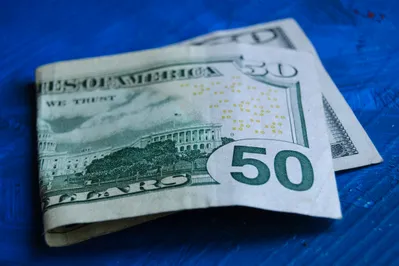 Тенге начал торги с отметки 384,5 за доллар