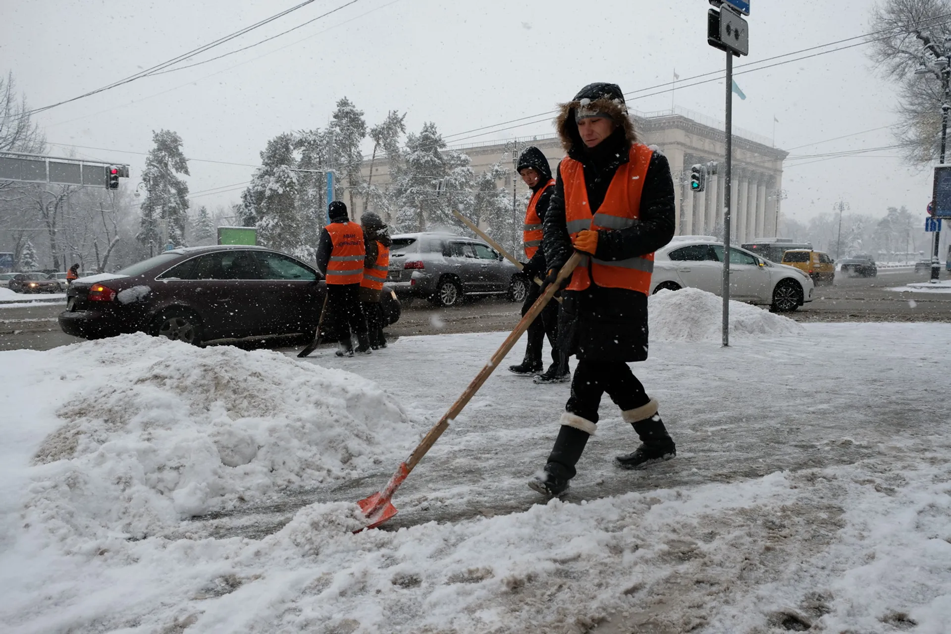 Капитал - Свыше 2 тысяч человек расчищают улицы Алматы