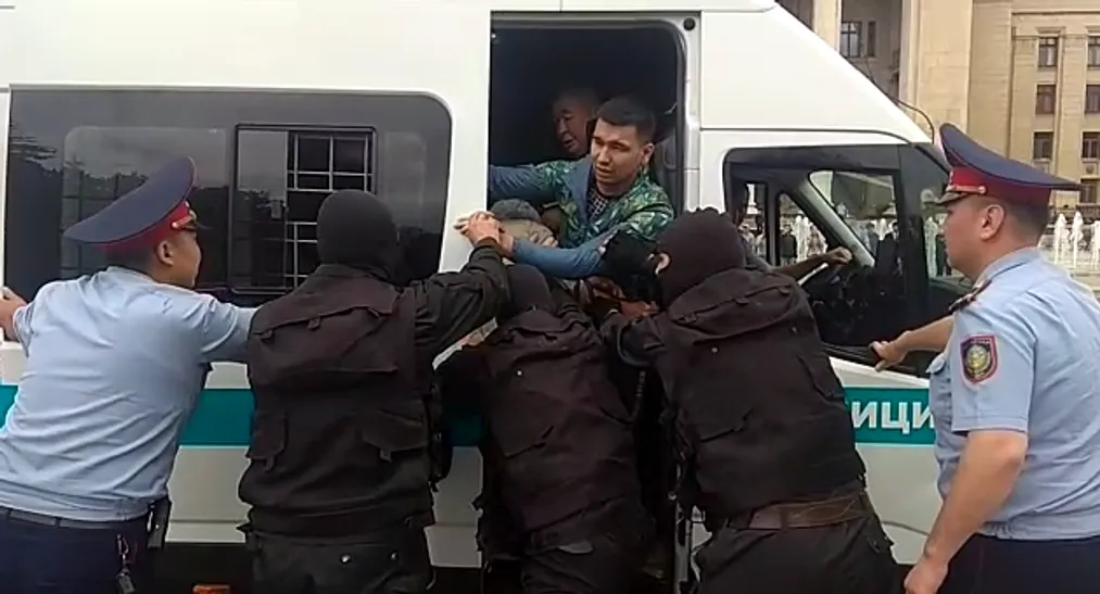 Капитал - UPD: Задержаны 500 человек в Нур-Султане и Алматы
