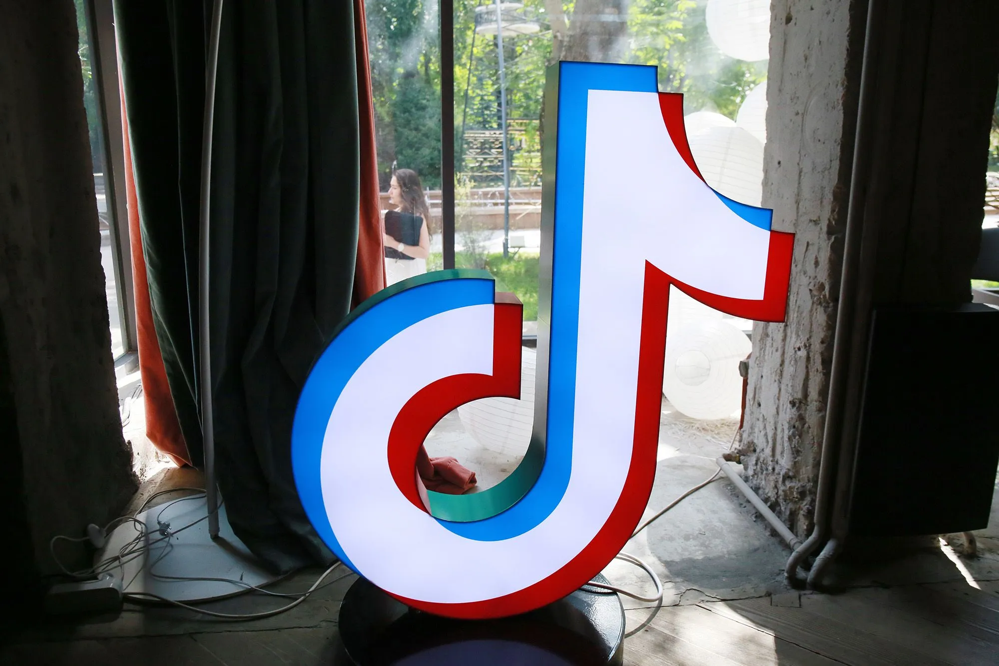 YouTube и TikTok будут отчитываться перед налоговыми органами о доходах казахстанцев