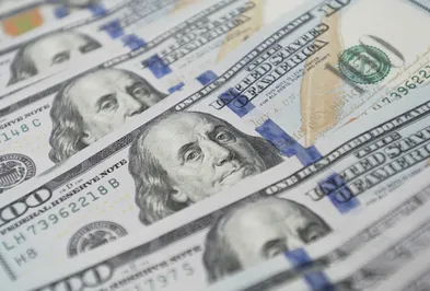 На KASE доллар подешевел до 332 тенге