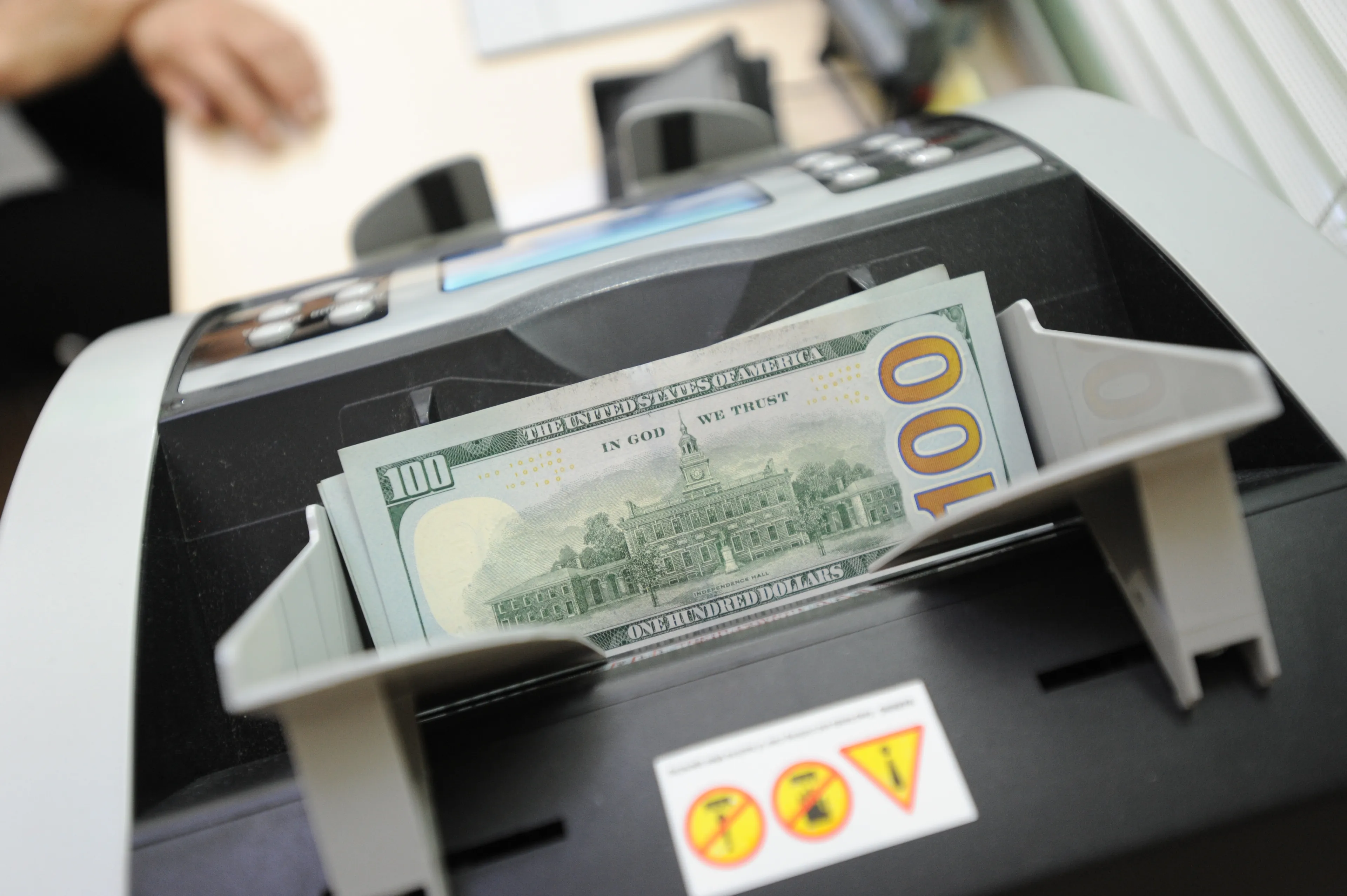 Капитал - Курс держится возле отметки 334 тенге за доллар