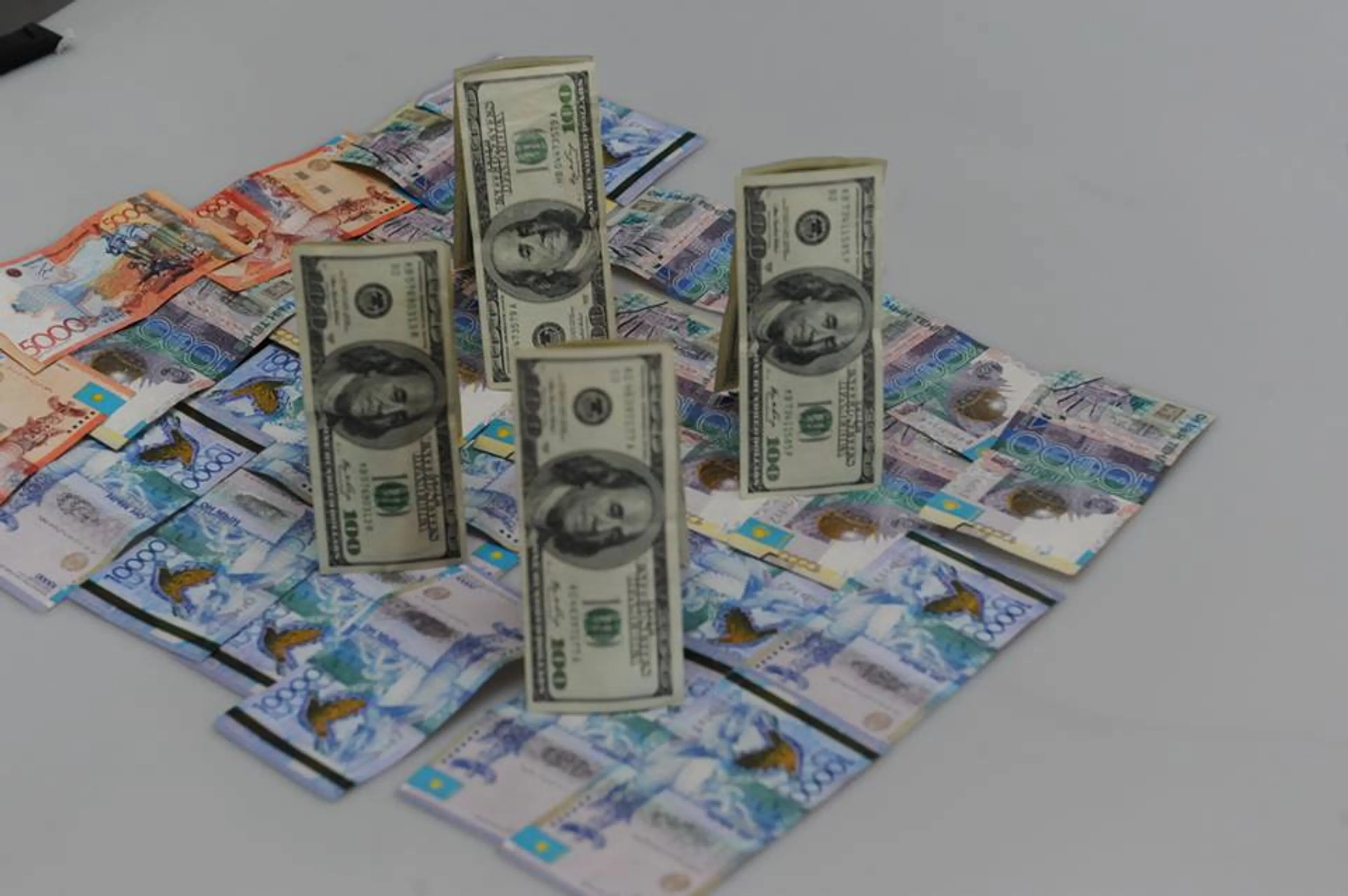 Капитал - Курс тенге на бирже остается стабильным