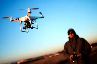 Капитал - За запуск квадрокоптера над Минобороны задержаны двое человек