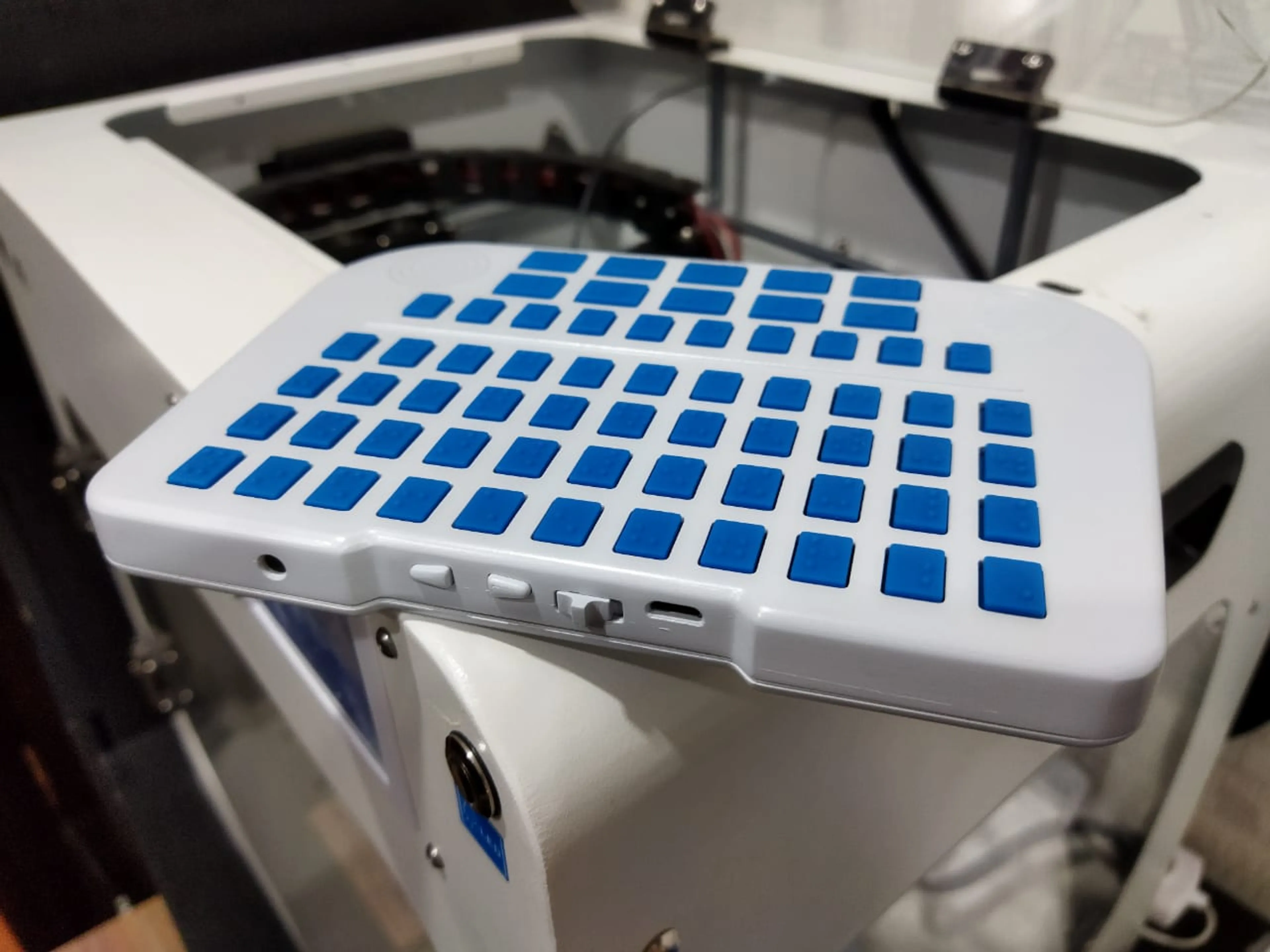 Капитал - Казахстанцы создали тренажер для обучения грамоте незрячих