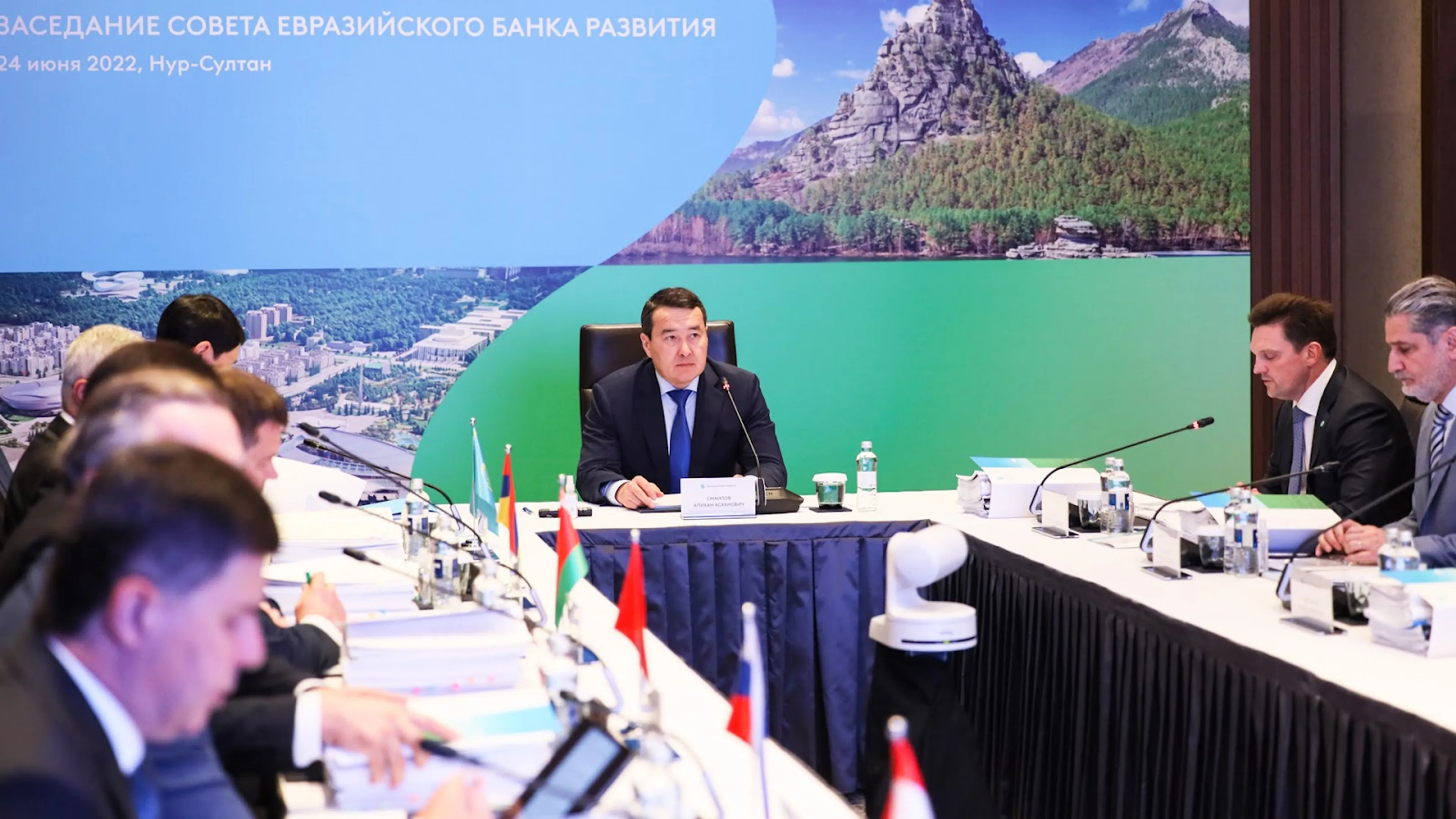Капитал - Алихан Смаилов провел заседание совета ЕАБР